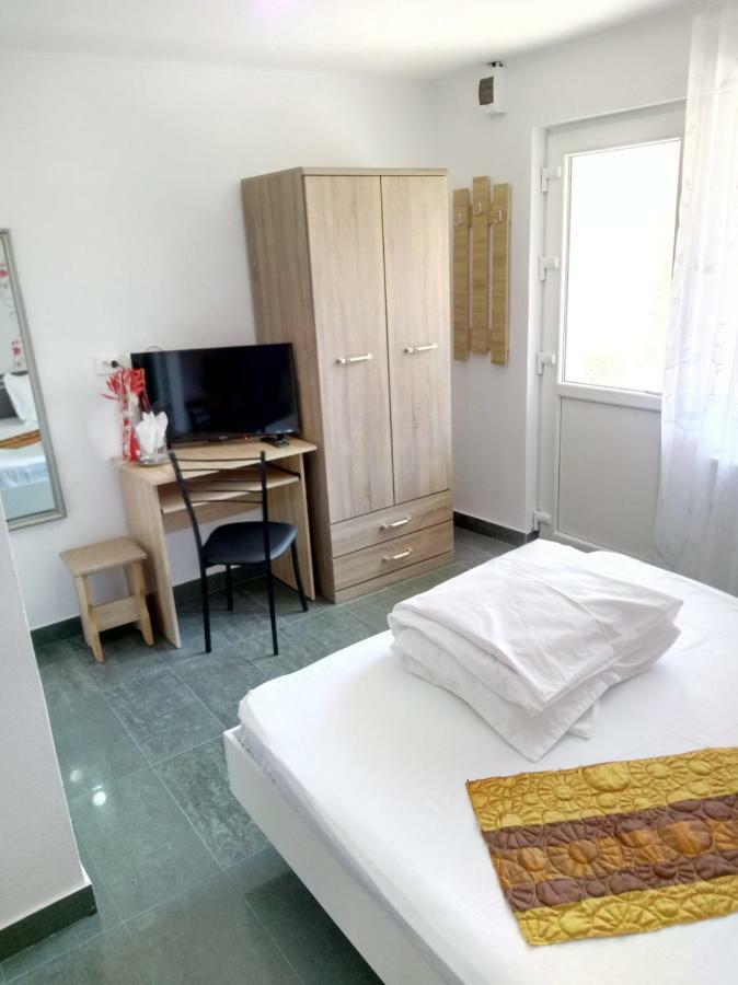 Camere De Inchiriat Carpati ฮูเนโดอารา ภายนอก รูปภาพ