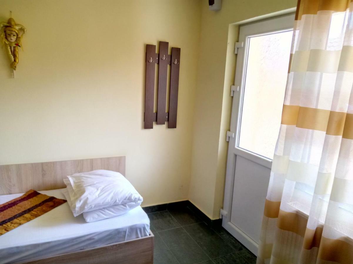 Camere De Inchiriat Carpati ฮูเนโดอารา ภายนอก รูปภาพ