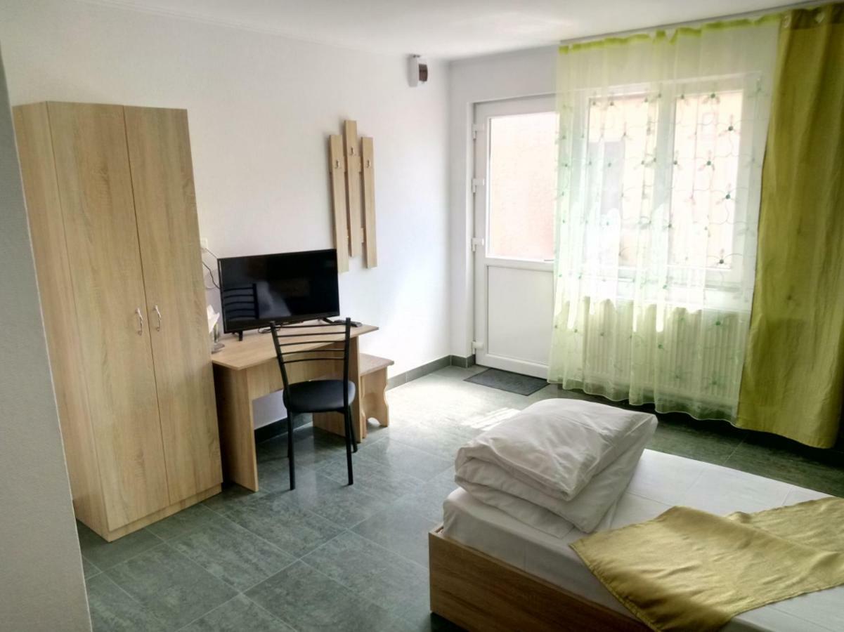 Camere De Inchiriat Carpati ฮูเนโดอารา ภายนอก รูปภาพ