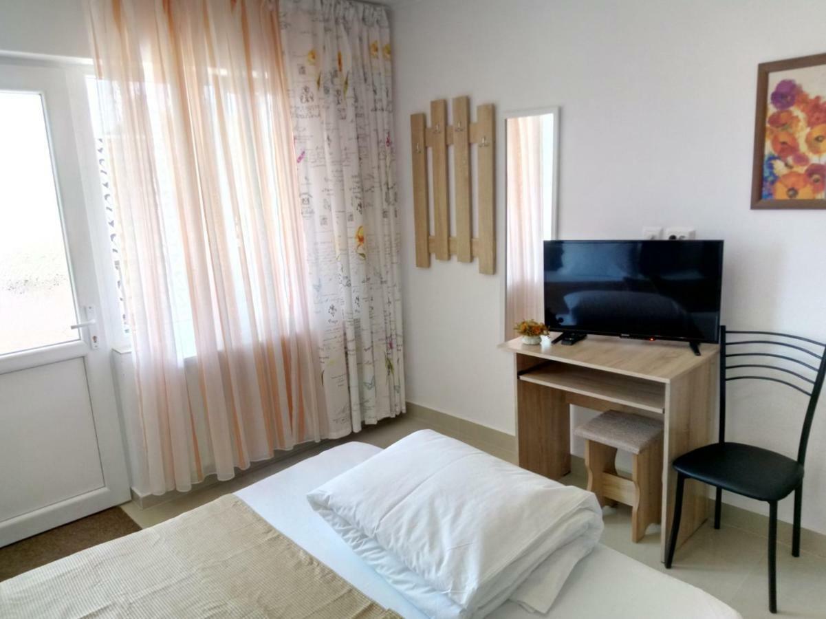 Camere De Inchiriat Carpati ฮูเนโดอารา ภายนอก รูปภาพ