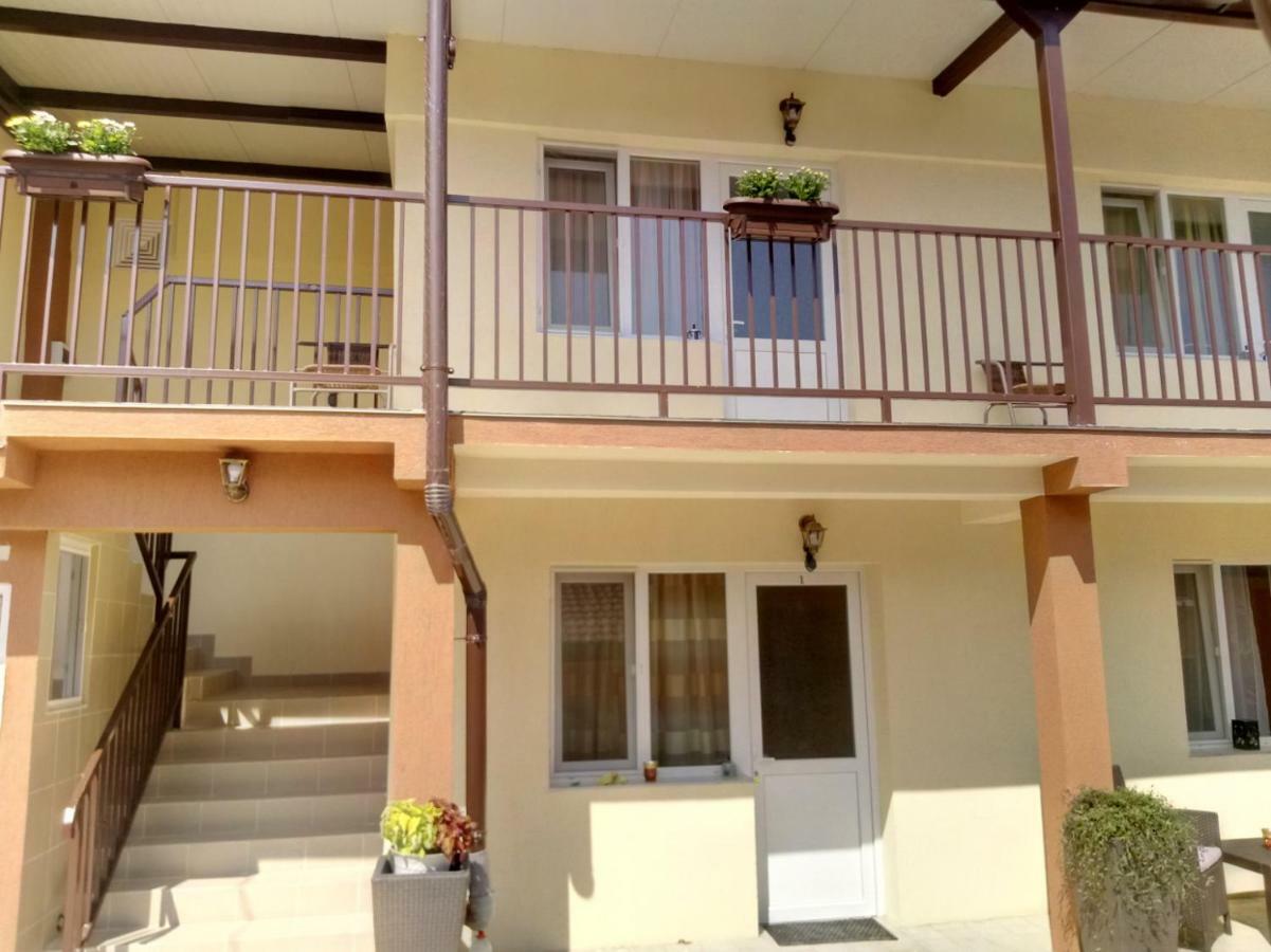 Camere De Inchiriat Carpati ฮูเนโดอารา ภายนอก รูปภาพ