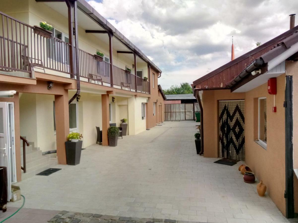 Camere De Inchiriat Carpati ฮูเนโดอารา ภายนอก รูปภาพ